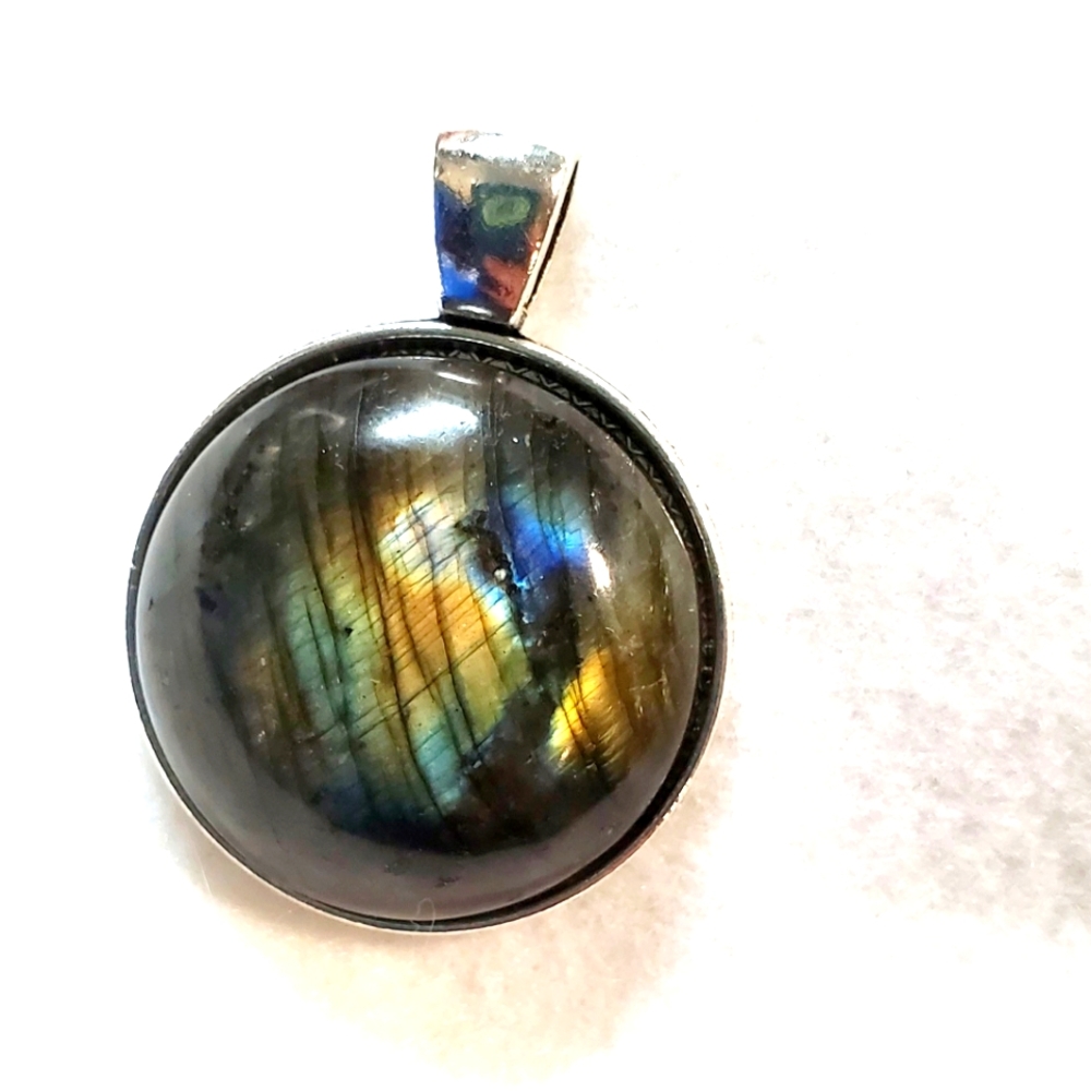Labradorite pendant with chain